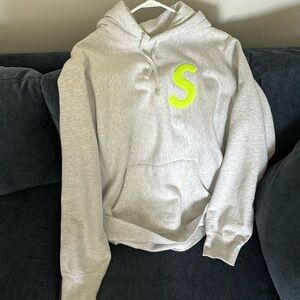 Supreme Hoodie S Logo size medium!!